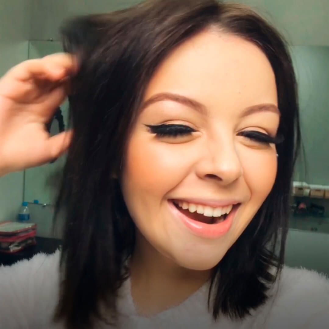 A Gab deu um depoimento falando sobre a experiência dela com o Mega Hair feito aqui no Versátil.