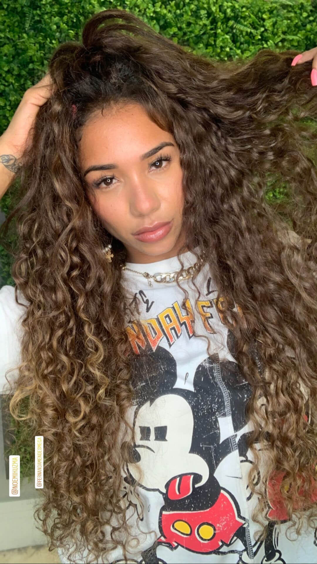 Aline Maia fazendo a transição capilar com megahair da Versátil